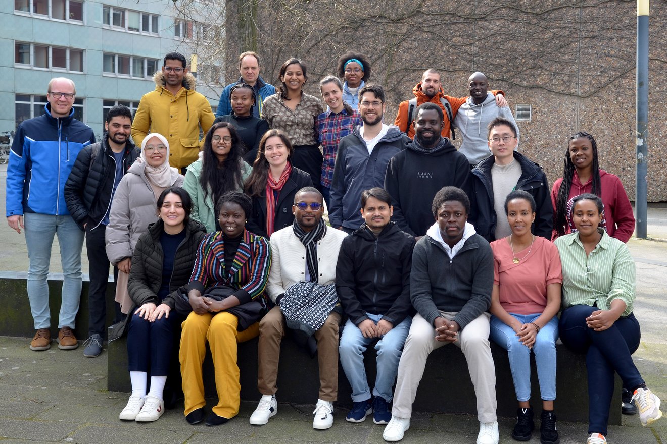 Group photo of climate protection fellows from South America, Asia and Africa 